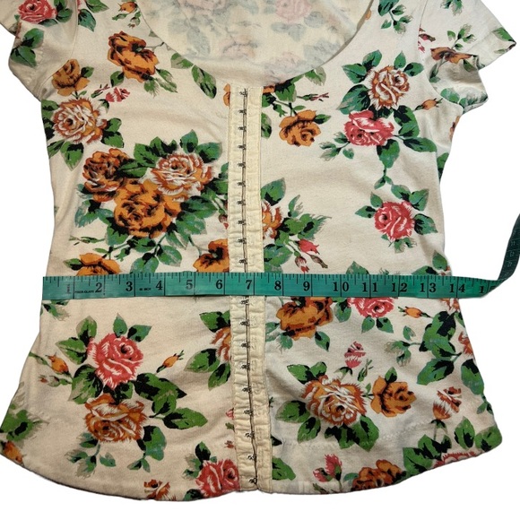 Kimchi Blue Hook and Eye Front Floral Tee size M - Picture 12 of 14